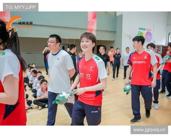 陈雨菲场上像讲师，场下拎着那个包走进咖啡馆，我的工资瞬间打折